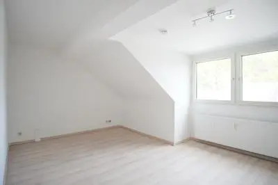 ~ Tolle Dachgeschosswohnung mit neuem Bad + Laminat ~