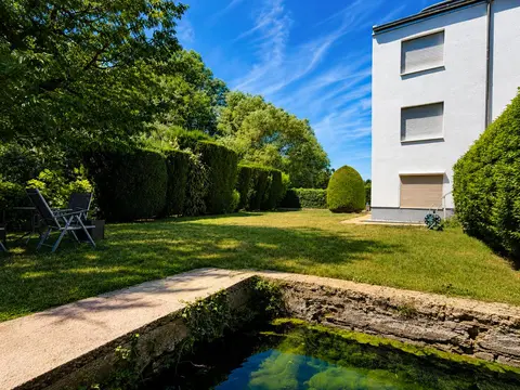 Exklusive 3,5-Zimmer-Wohnung mit Wintergarten, Designerbad und idyllischem Gartenparadies