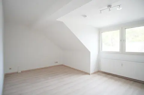 ~ Tolle Dachgeschosswohnung mit neuem Bad + Laminat ~