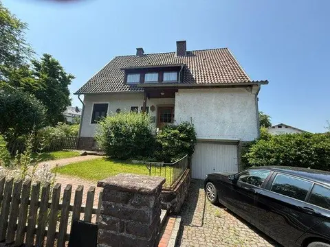 Großes Einfamilienhaus mit Garge und traumhaftem Garten