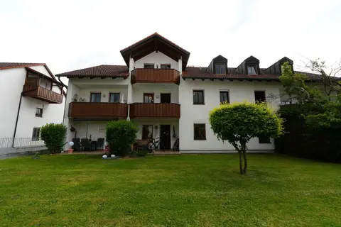 schöne 2 Zi.-Erdgeschosswohnung in guter Lage mit zwei Stellplätzen und Terrasse - 795