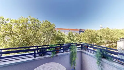 Wohnen im Herzen von Friedrichshain: 4-Zimmer Altbauwohnung mit Balkon auf 120 m²