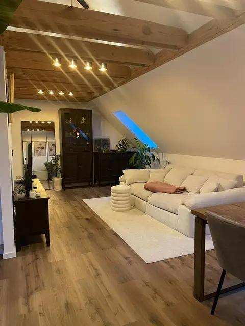 Charmante Dachgeschosswohnung mit freigelegten Holzbalken