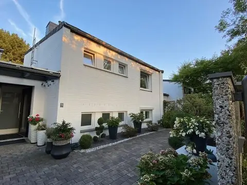 Attraktives modernisiertes Reihenhaus (Splitlevel) mit guter Ausstattung, Garage und Garten