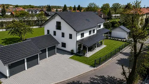 Exklusive Neubau-Doppelhaushälfte – PV, Wallbox, Kühlung, 2 Garagen – Ampfing