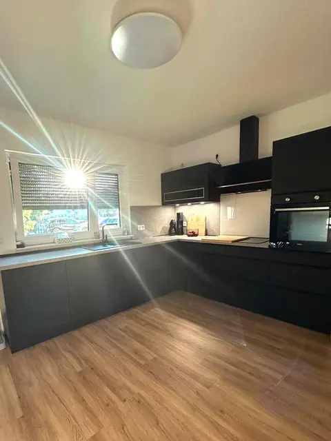 3 Zimmer, eigene Erdwärme-Hzg.+FBH, elektr. Rolll., Energie A+, Balkon, uvm.