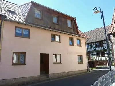 Zwangsversteigerung: Wohnhaus mit Potenzial in Rhönblick