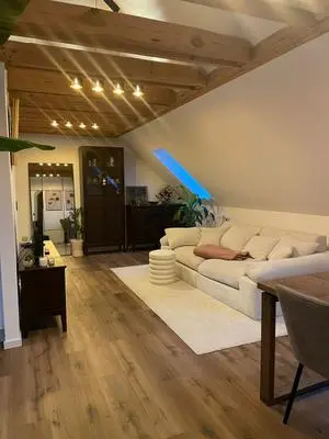 Charmante Dachgeschosswohnung mit freigelegten Holzbalken