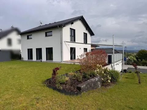 Lichtdurchflutetes Familienhaus mit großem Garten, moderner Wohnküche und Terrasse!