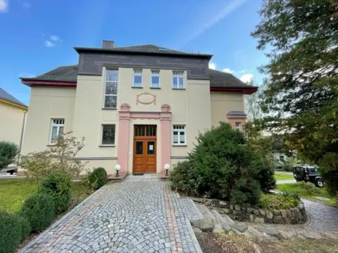 Dachgeschoß mit Balkon in aparter Jugendstilvilla mit parkähnlichem Garten