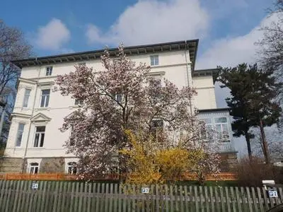 Gemütliche DG 2-Zimmer mit Aufzug und Stellplatz in Villa am Park!
