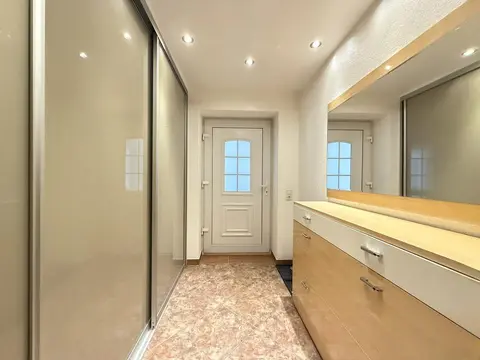Barrierefreie Südhang-EG-Wohnung mit Einbauküche, Balkon, Wintergarten, Gartenanteil und Fernblick